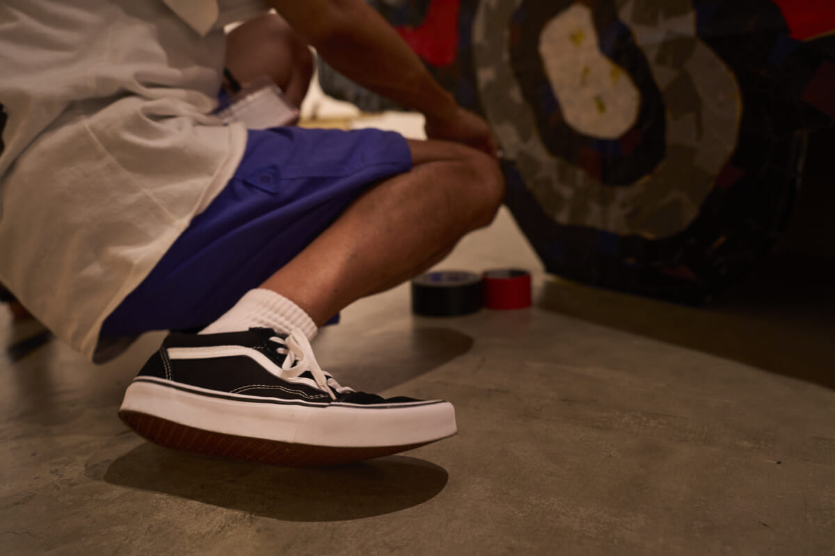 段ボールも、VANSも、触れてわかるものがある。アーティスト・儀間朝龍さんのVANS オーセンティック【MY AUTHENTIC】